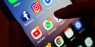 Smartphone mit den verschiedenen Social Media Apps