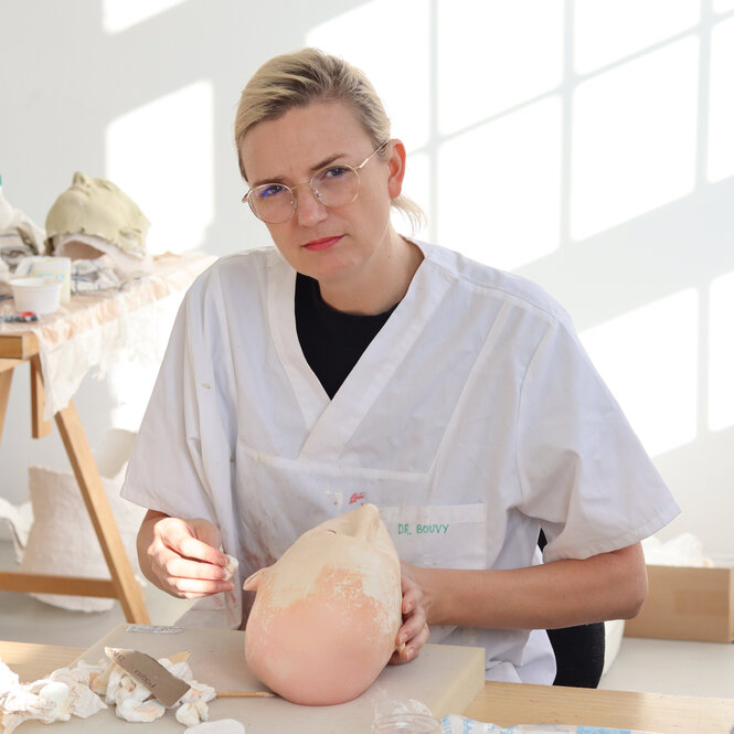 Die Künstlerin Aline Bouvy im Atelier