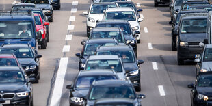 Autos stauen sich auf vielen Spuren