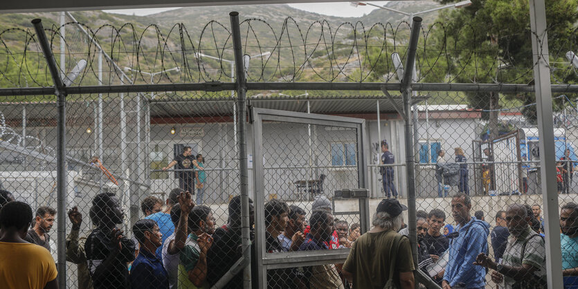 Mengenmenge an einem Zaum im Flüchtlingscamp in Samos am 25.September