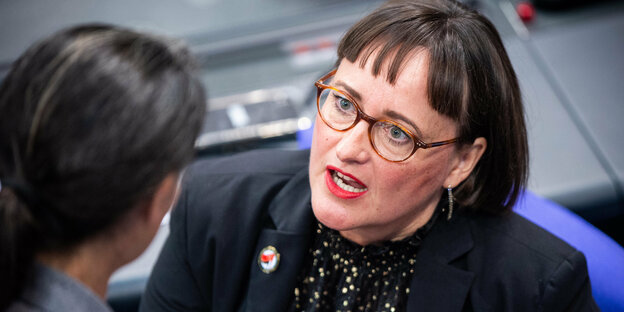 Die Linken-Politikerin Martina Renner in Nahaufnahme. Auf ihrem Blazer: ein Button mit dem Logo der Antifa