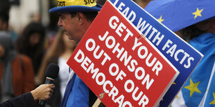 Ein Plakat von Brexitgegnern: "Get your Johnson out of our democracy"