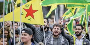 YPG-Fahne auf einer Demo