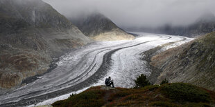 Eine Frau blickt auf den Schweizer Aletschgletscher