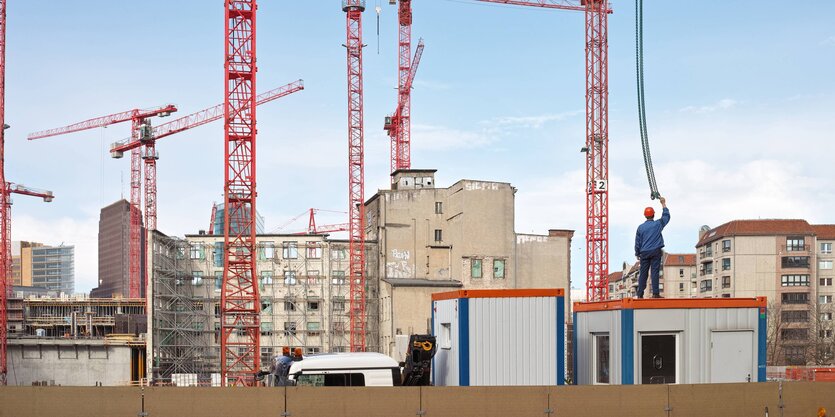 Kräne auf einer großen Baustelle. Es ist die Baustelle des Einkaufszentrums Mall of Berlin