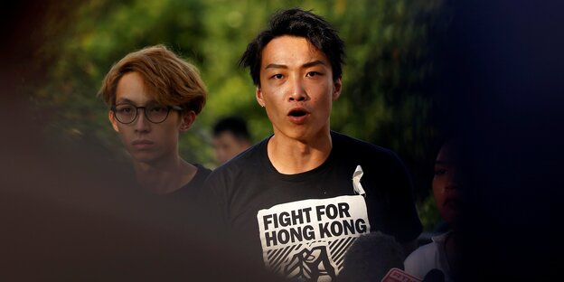 Junger Aktivist mit Shirt "Fight for Hong Kong" Aufschrift