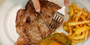 Schnitzel und Pommes auf einem Teller