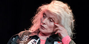 Debbie Harry auf einer Bühne