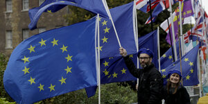 Brexit-Gegner lassen EU-Fahnen gegenüber des Parlaments in London wehen