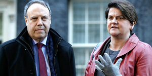 DUP-Vorsitzende Arlene Foster und ihr Stellvertreter Nigel Dodds verlassen Downing Street 10