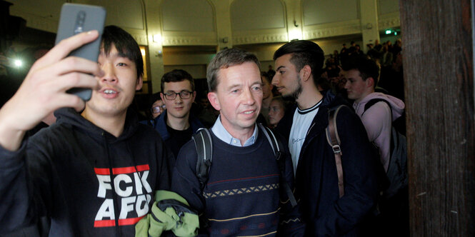 bernd Lucke, AfD-Gründer, Mittwoch an der Uni Hamburg. Jemand mit "FCK AFD" auf dem Pulli macht ein Selfie