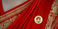 Huawei-Logo auf einem Sari in Indien