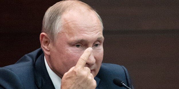 Wladimir Putin fässt sich mit dem Zeigefinder an die Nase
