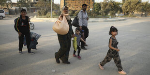 Eine Familie flieht aus Ras al Ayn