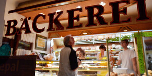 Blick in eine Bäckerei in Thüringen. Auf der Glasscheibe steht in Großbuchstaben Bäckerei