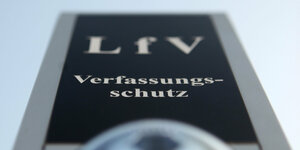 Das Foto zeigt das Klingelschild des hessischen Verfassungsschutzes.
