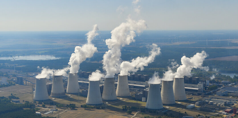 Die dampfenden Kühltürme des Braunkohlekraftwerkes Jänschwalde der Lausitz Energie Bergbau AG (LEAG)