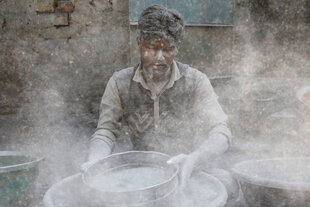 Ein Mann in Indien siebt Schießpulver.