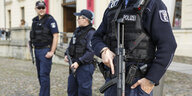 Schwer bewaffnet beschützen drei Polizisten das Jüdische Museum Berlin in Kreuzberg