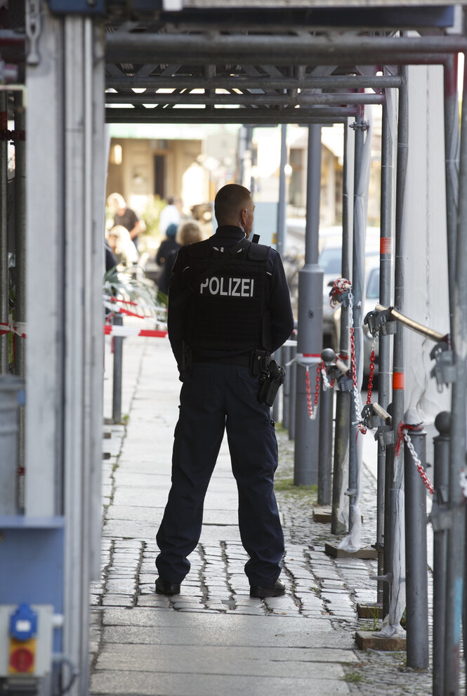 Einer von zwei Polizisten bewacht den Eingang zum Beth-Café Mitte