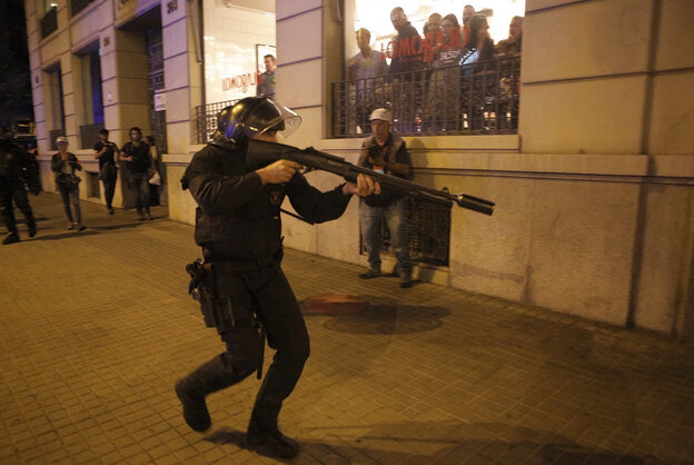 Polizist mit Gewehr Polizist mit Gewehr
