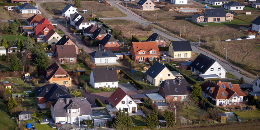 Einfamilienhäuser stehen nebeneinander