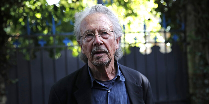 Schriftsteller Peter Handke sitzt in der Natur