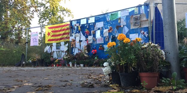 Blumen, Kerzen, Zettel: stilles Gedenken an der Unfallstelle, wo vier Fußgänger an einer Ampel wartend von einem SUV-Fahrer getötet wurden