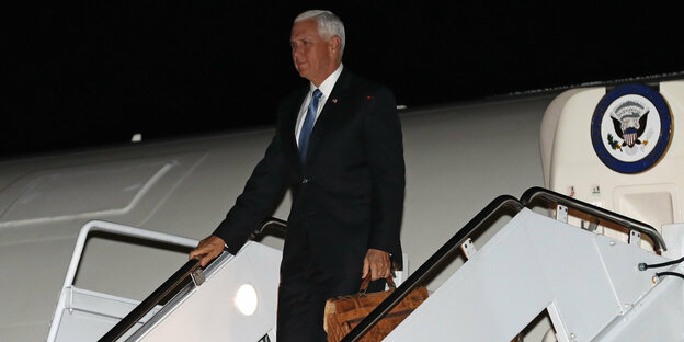 Mike Pence, Vizepräsident der USA, steigt aus seinem Regierungsflugzeug