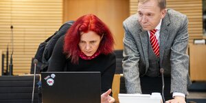 Eine Frau, Astrid Rothe-Beinlich von den Grünen, und ein Mann, Mathias Hey von der SPD schauen auf einen Bildschirm