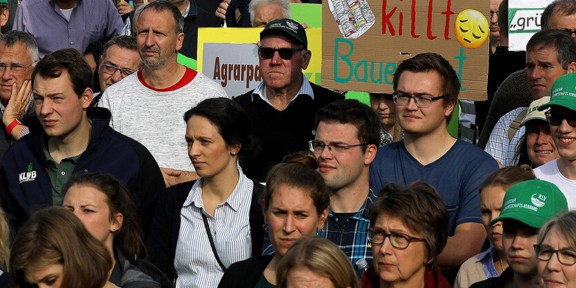 Bauern und Bäuerinnen demonstrieren mit Transparenten