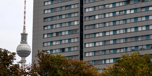 Ein Wohn-Hochhaus, links daneben der Fernsehturm