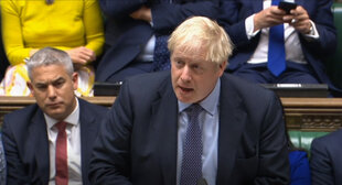 Johnson am Redepult des Unterhauses