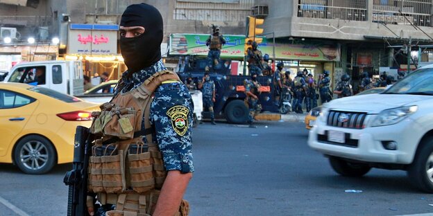 Ein Soldat der irakischen Sicherheitskräfte steht bewaffnet auf einer Straße.