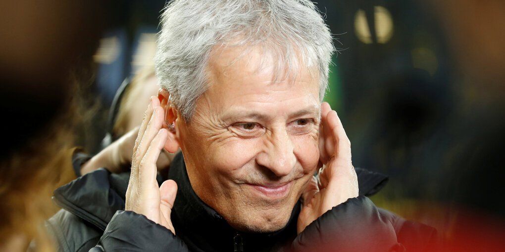 Lucien Favre hält sich vor dem Spiel beide Hände über die Ohren