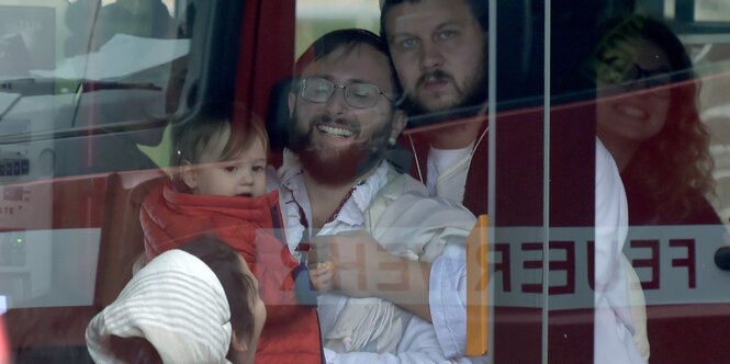 Drei Menschen in einem Bus, in dem die Menschen aus der Synagoge evakuiert wurden