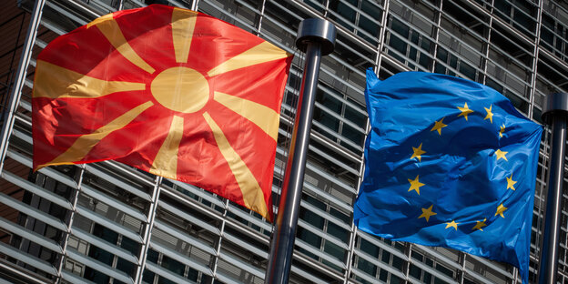 Die Fahne Nordmazedoniens weht neben der EU-Fahne