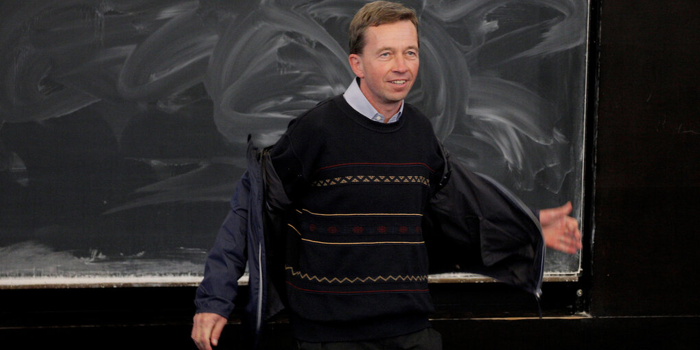 Bernd Lucke vor einer Tafel im Vorlesungssaal