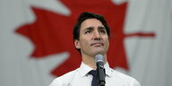 Trudeau steht vor einer kanadischen Flagge