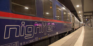 Ein blauer Wagon der Österreichischen Bundesbahnen mit der Aufschrift nightjet