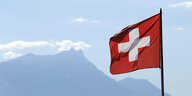 Berge und eine schweizer Flagge