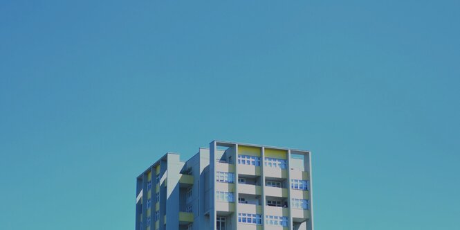 Die Spitze eines Hochhauses vor strahlend blauem Himmel