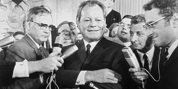 Willy Brandt, viele Reporter und Mikrophone