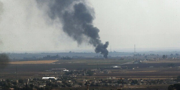 Rauch eines Feuers steigt über der syrischen Stadt Ras al-Ain auf