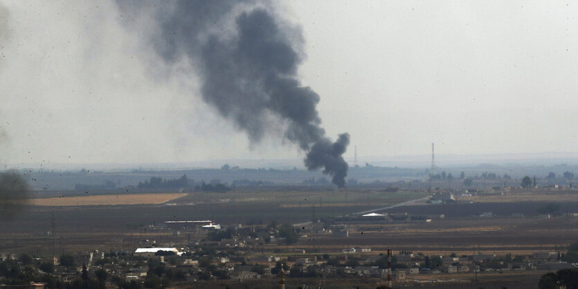 Rauch eines Feuers steigt über der syrischen Stadt Ras al-Ain auf