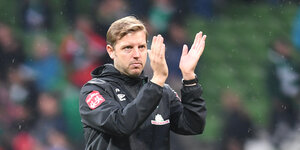 Werder-Trainer Florian Kohfeldt bedankt sich nach Spielende bei den Fans.