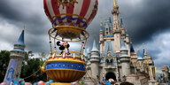 Mickey Maus in einem Heißluftballon vor dem Märchenschloss in Walt Disney World