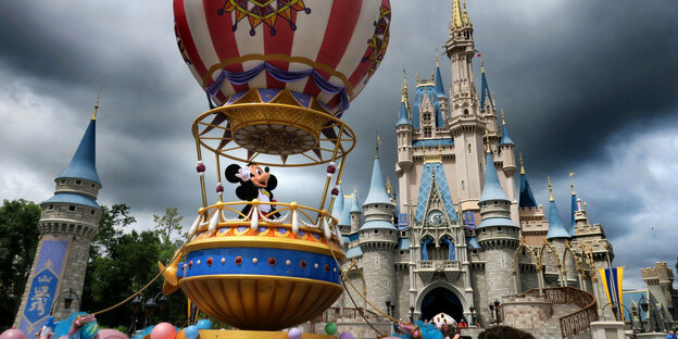 Mickey Maus in einem Heißluftballon vor dem Märchenschloss in Walt Disney World Mickey Maus in einem Heißluftballon vor dem Märchenschloss in Walt Disney World