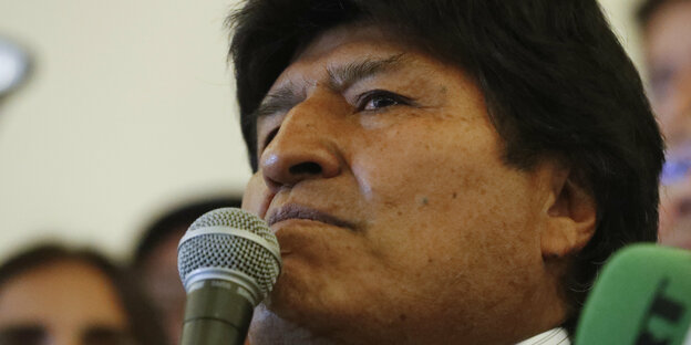 Boliviens Präsident Evo Morales hält ein Mikrofon vor sein Gesicht