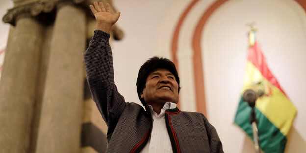 Evo Morales winkt